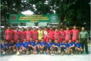 Tim volley putra Luragung dan SMA Ciwaru berfoto bersama seusai pertandingan final turnamen volley HUT TNI ke 69.